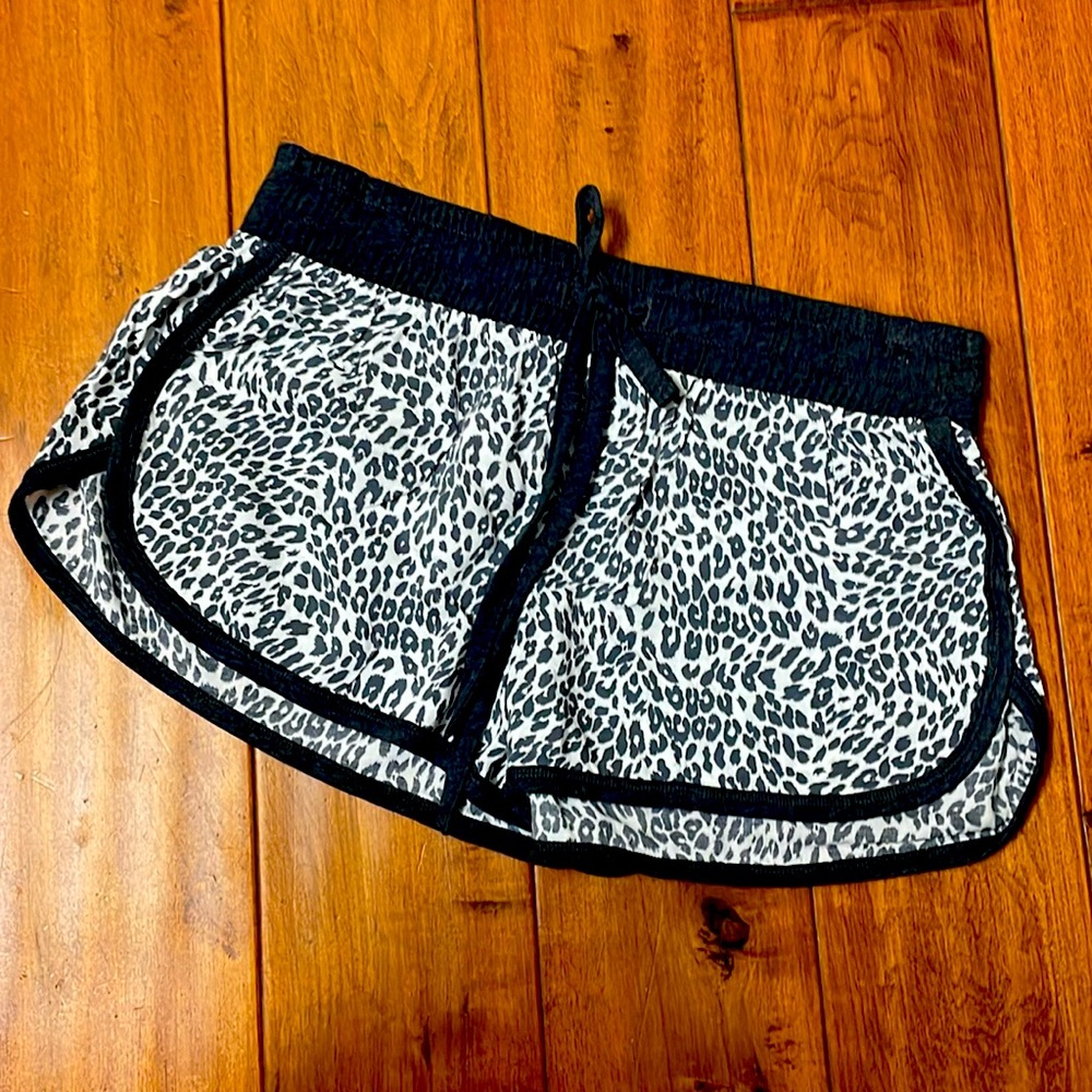 NEW with tag Victoria’s Secret Leopard Print Gray pj shorts (1 piece only) Small